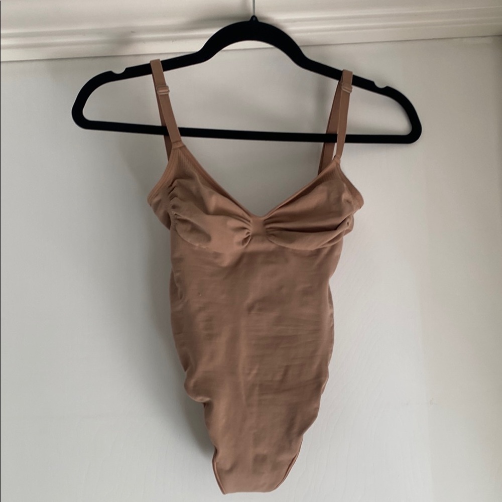 SKIMS Tan Bodysuit (Seamless Sculpt, color Sienna. M